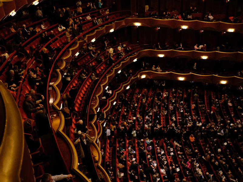 Die Met in New York. In der Oper werden häufig nicht nur die Leistungen der Sänger*innen, sondern auch ästhetische Tabubrüche und auffällige Regiehandschriften mit Buhrufen quittiert. 