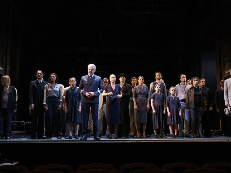 Herbert Föttinger, Direktor des Theaters in der Josefstadt, mit Ensemble und Statist:innen in „Die Reise der Verlorenen".