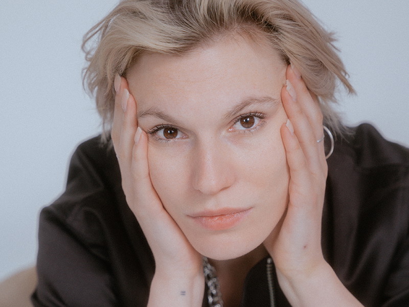 Als Theaterschauspielerin* ist Elena Wolff am 27. und 28. Mai in den Münchner Kammerspielen zu sehen. Ihr* Kabarettprogramm „Apokalypse Frau*" läuft im Kabarett Niedermair. 