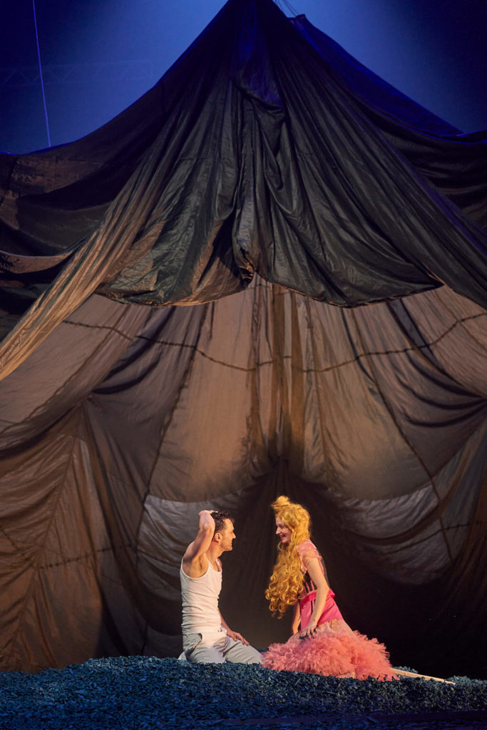 Nils Strunk und Lili Winderlich unter dem großen Fallschirm in „Der Sturm". 