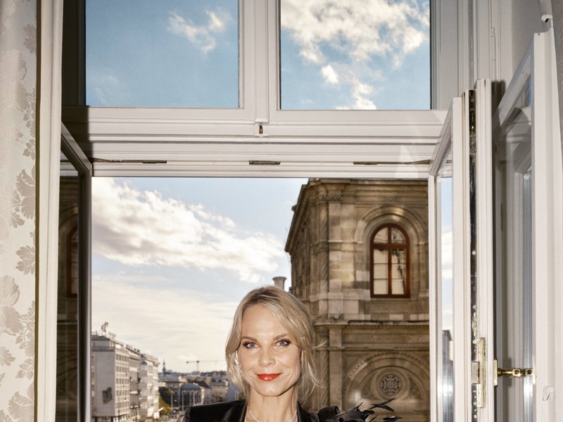 Elīna Garanča beim BÜHNE-Termin im Hotel Sacher. Vom Fenster der Suite sieht man direkt auf die Wiener Staatsoper.