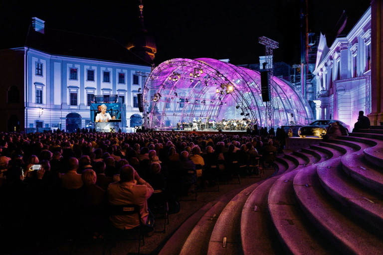 Die zwei großen Garanča-Open-Air-Konzerte in Österreich: Am 6. Juli singt die Operndiva in Göttweig, am 9. Juli 2022 dann in Kitzbühel. 