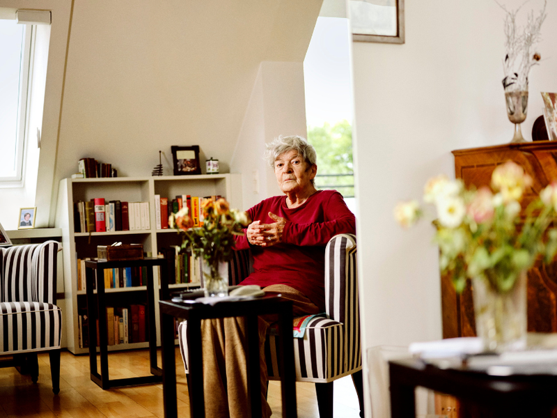 Literarische Leidenschaft. Elisabeth Orth in ihrer Hietzinger Wohnung. Hier liest sie beinahe ununterbrochen. „So viel, dass ich mir im ersten Lockdown sogar eine kleine Muskelschwäche zugezogen habe.“ Aktuell: „Die Imker“ von Gerhard Roth.