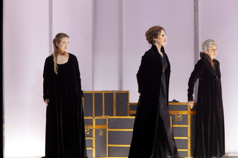„Prinz Friedrich von Homburg“ Proben zur Aufführung des Kleist-Klassikers bei den Salzburger Festspielen. In der Regie von Andrea Breth: Pauline Knof als Prinzessin Natalie, Andrea Clausen als Kurfürstin und Elisabeth Orth als Gräfin Bork (v.l.).