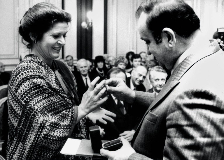 Vielfach ausgezeichnet: Bundesminister Fred Sinowatz überreichte ihr 1979 den Grillparzer-Ring.