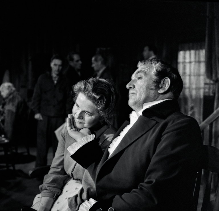 „Fast ein Poet“: Mit diesem Stück von Eugene O’Neill ging Elisabeth Orth 1967 gemeinsam mit ihren Eltern auf Tournee. Das Foto zeigt Paula Wessely und Attila Hörbiger bei einer Aufführung von „Fast ein Poet“ 1958 im Akademietheater.