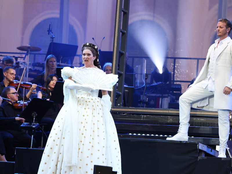 Maya Hakvoort als Elisabeth und Mark Seibert als Tod.