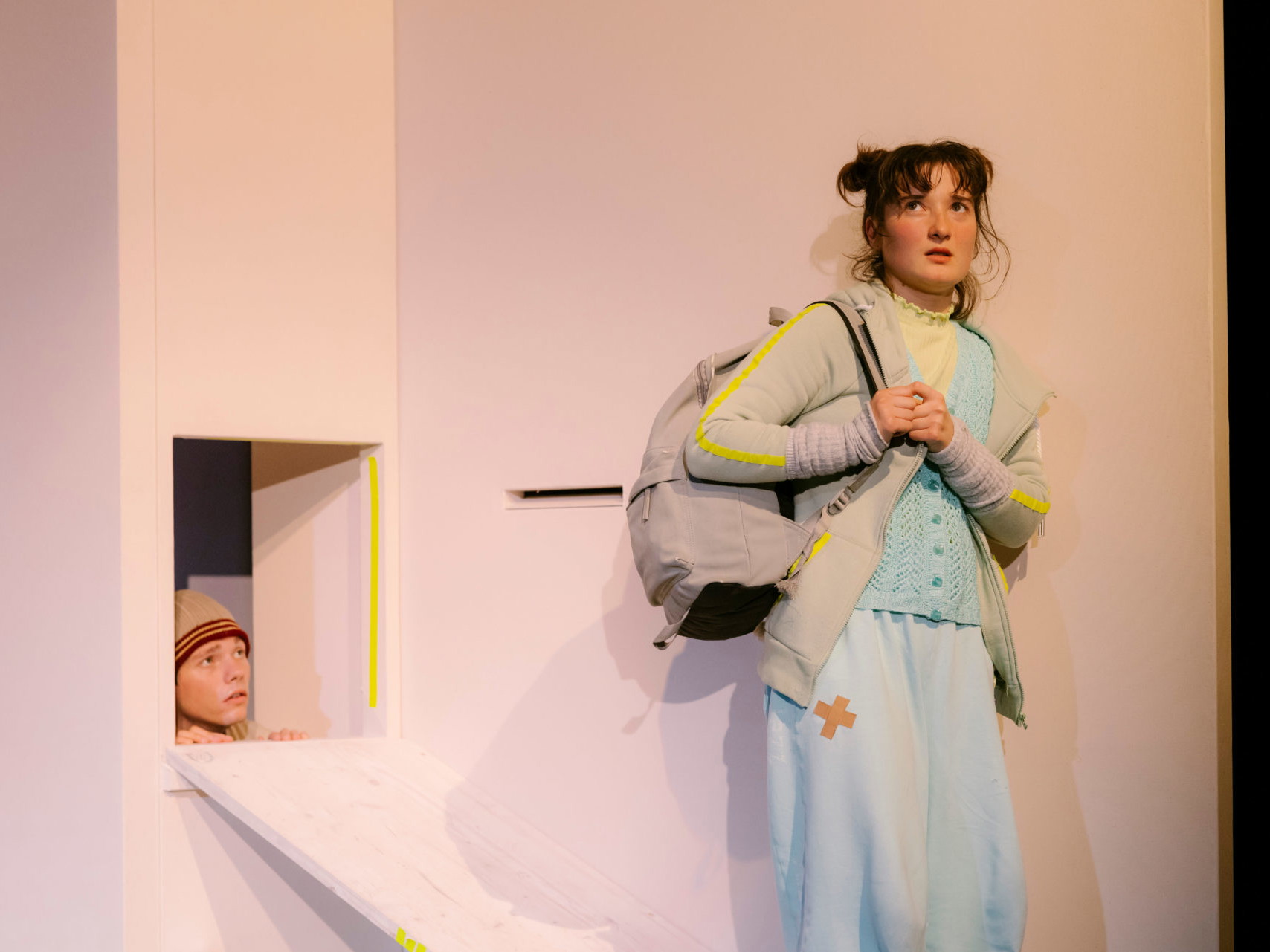 Im Stück „Wutschweiger“, inszeniert von Anja Sczilinski, geht es um Kinderarmut. Das Bühnenbild wurde von Anneliese Neudecker gestaltet.