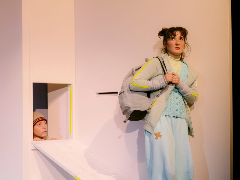Im Stück „Wutschweiger“, inszeniert von Anja Sczilinski, geht es um Kinderarmut. Das Bühnenbild wurde von Anneliese Neudecker gestaltet.