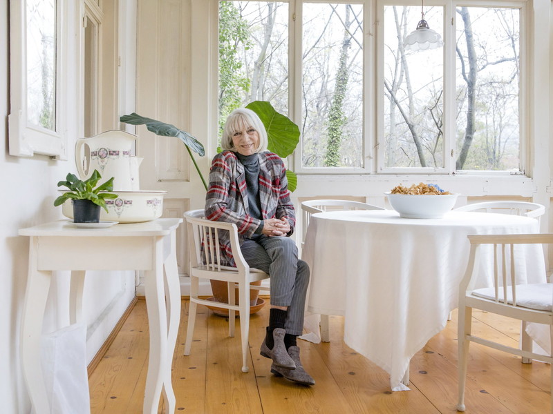 Die private Frau.
Seit Jahrzehnten lebt Erika Pluhar in diesem Haus in Döbling. Mit Blick in einen naturbelassenen Garten – umgeben von Bäumen, in denen Eichkätzchen wohnen.