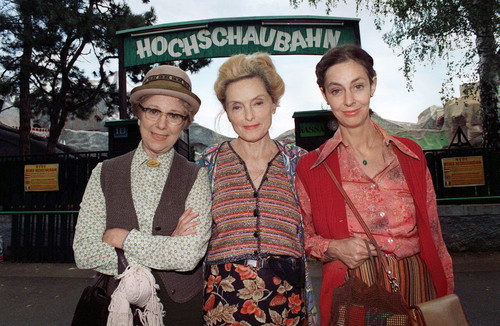 Der Film „Qualtingers Wien“ – im Bild Bibiana Zeller, Erni Mangold und Bea­trice Frey – basiert auf Sketchen von Helmut Qualtinger, der ein guter Freund Mangolds war.