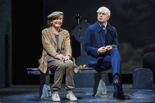 ­„Harold und Maude“ mit Ernie Mangold und Meo Wulf in den Kammerspielen. 