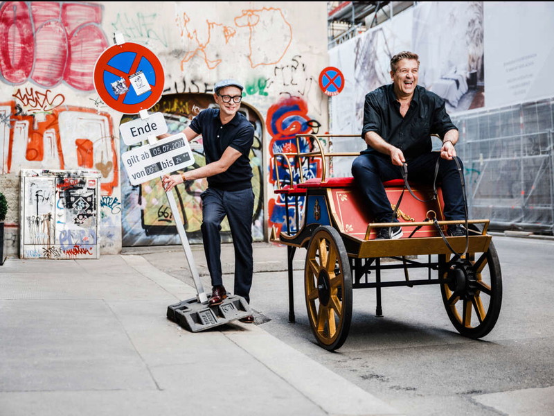 Vollgas in die neue Saison. Thomas Birkmeir n Chefdramaturg Gerald Maria Bauer. Die Kutsche ist eine Requisite, die wir fürs Foto in der Mondscheingasse im Parkverbot abgestellt haben.