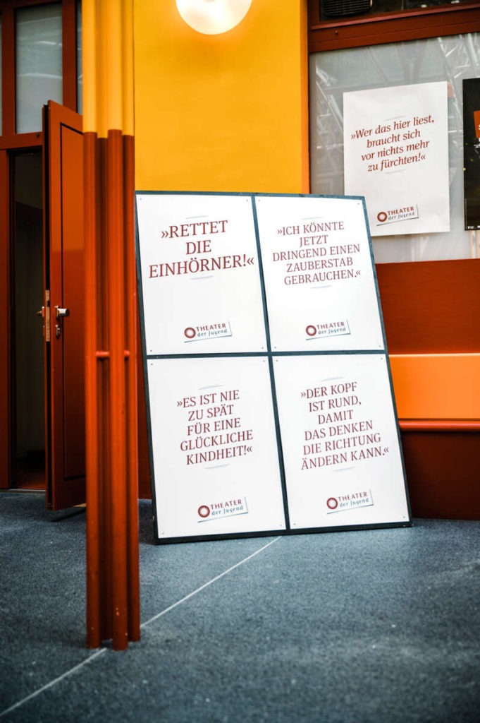Kampagne. Die Plakate des Theaters der Jugend – eine hausgemachte Kampagne. Einer der Sprüche hat uns so gut gefallen und war auch so passend, dass wir ihn gleich zum Titel dieser Story gemacht haben. 