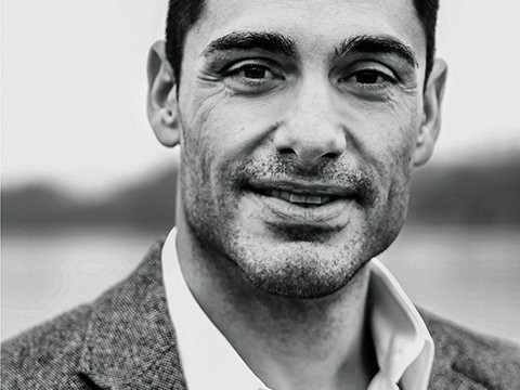 Alex Balga ist als freischaffender Regisseur, Künstlerischer Leiter, und kreativer Kopf für die Entwicklung neuer Theaterstoffe und Shows tätig.