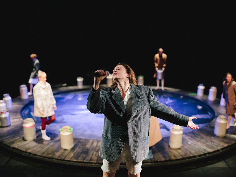 Barca Baxant, Felix Rank, Jeanne Werner, Benedikt Steiner, Michèle Rohrbach vor und neben dem Wasserbecken in Sara Ostertags Inszenierung „Die Milchfrau".