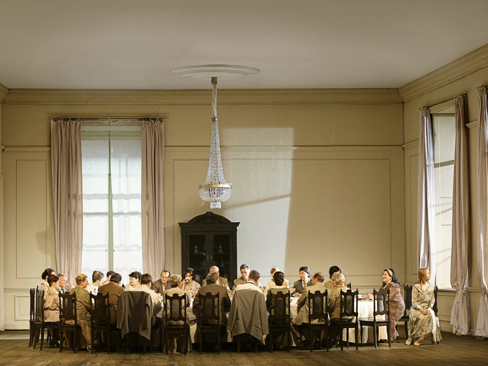 Geschlossene Gesellschaft: Im Zentrum der Inszenierung der Oper "Eugen Onegin" steht ein langer Tisch im abgeriegelten Speisesaal, der die Entfremdung 
der Figuren fühlbar machen soll. Im Bild ist die Inszenierung vom Bolschoi-Theater in Moskau zu sehen.