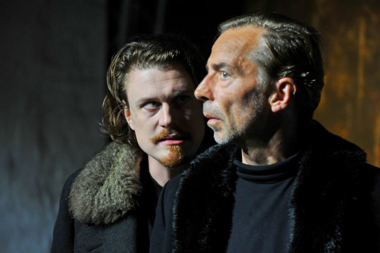 Lukas Haas und Jens Ole Schmieder in „Coriolanus“ in den Kasematten. 