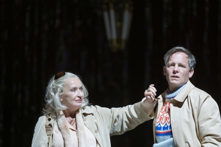 Barbara Petritsch und Johannes Zirner in Itay Tirans Inszenierung von „Eurotrash". 