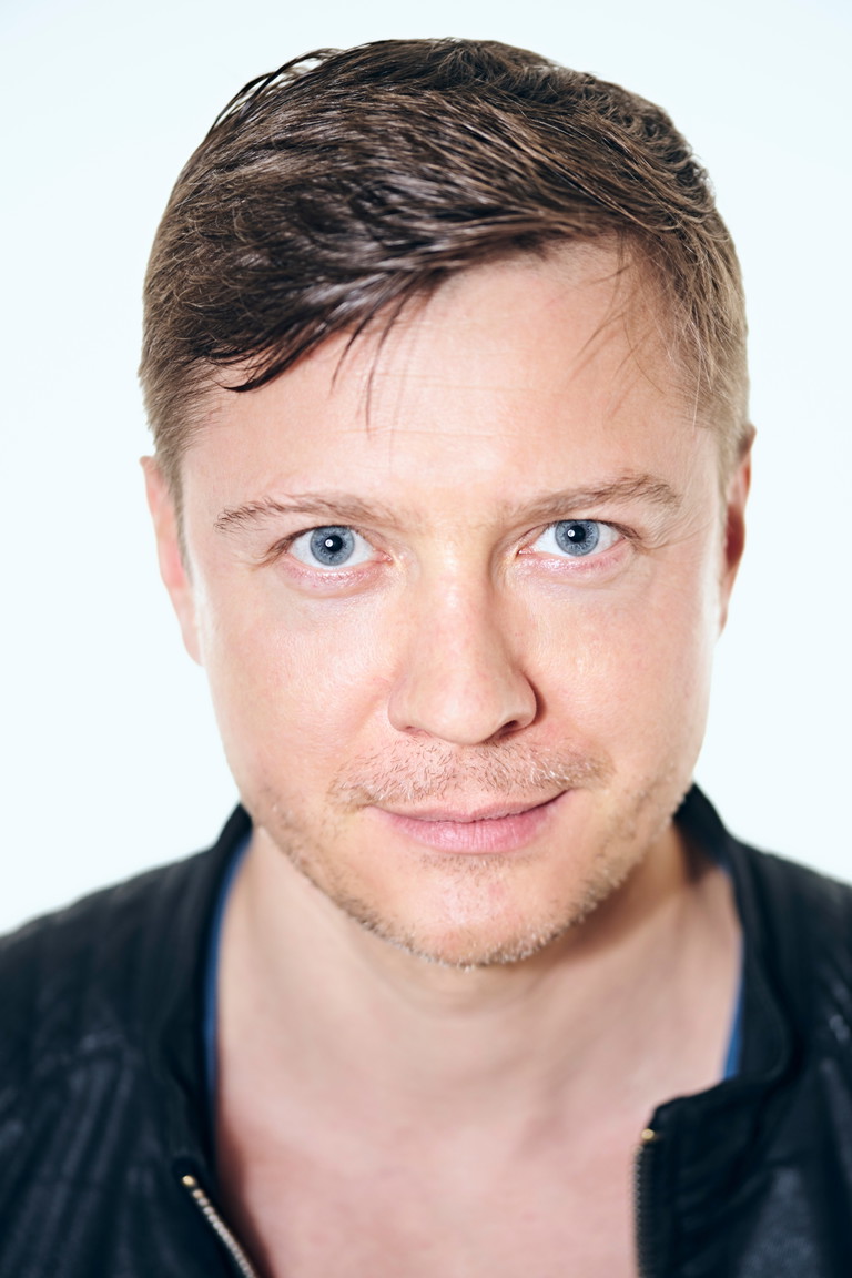 Evgeny Titov, 44, ist in ­Kasachstan geboren. Er absolvierte eine Schauspielausbildung an der Theaterakademie Sankt Petersburg und arbeitete ­mehrere Jahre lang als Schauspieler in Russland, bevor er ein Regiestudium  am Max ­Reinhardt Seminar in Wien ­begann. Er ­inszenierte an der ­Komischen Oper Berlin, in Zürich, in München und am Royal Opera House in London.