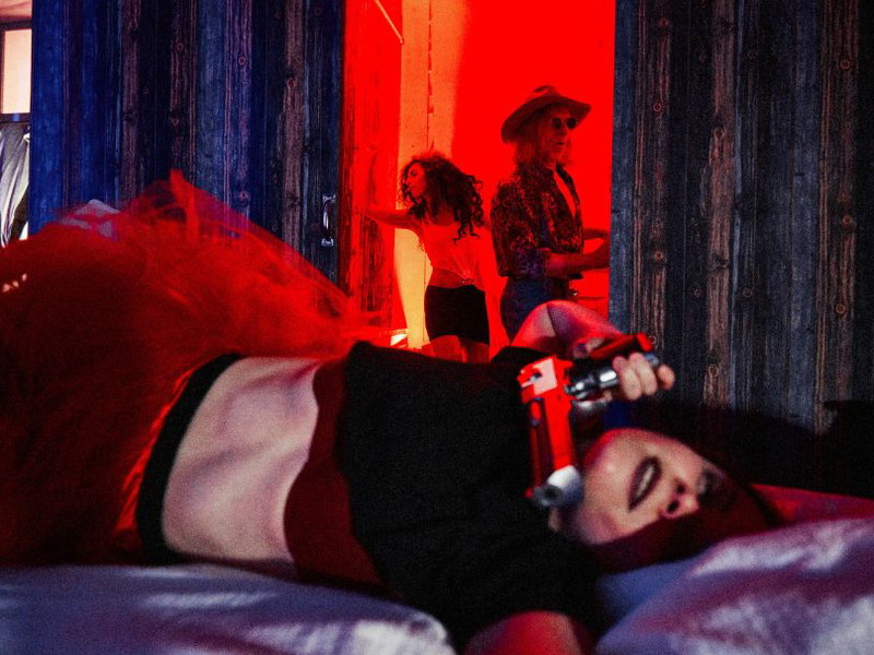 Kay Voges inszeniert „Faust“ als Kampf zwischen Ewigkeit und Augenblick – und verwandelt gemeinsam mit Live-Fotograf Marcel Urlaub den Bühnenraum dafür zum Lichtraum und zur Dunkelkammer gleichermaßen.