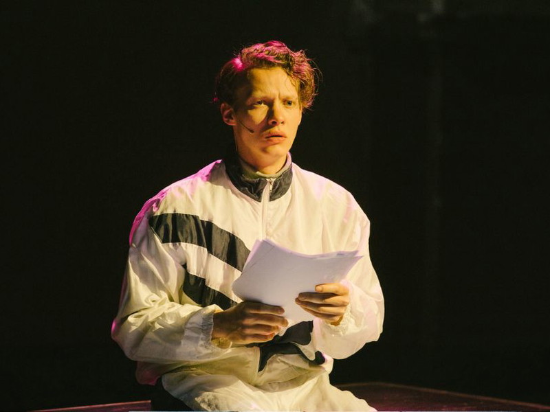 Seit der Spielzeit 2019/20 gehört Felix Kammerer zum Ensemble des Burgtheaters. 