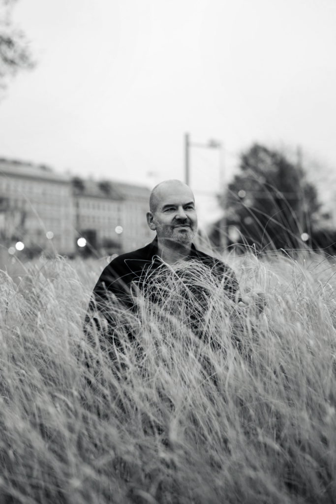 Am Karlsplatz blühen die Gräser. Florian Boesch stellt sich geduldig in die Botanik, weil der Fotograf
es so vorschlug. Allüren sind dem Sänger fremd, in seiner Kunst geht er allerdings keine Kompromisse ein.