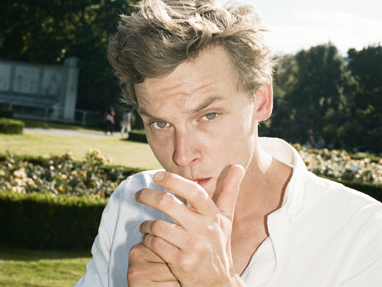 Burgschauspieler Franz Pätzold im Wiener Volksgarten mit der Anmutung von James Dean.
