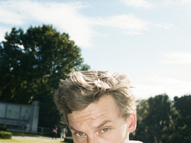 Burgschauspieler Franz Pätzold im Wiener Volksgarten mit der Anmutung von James Dean.