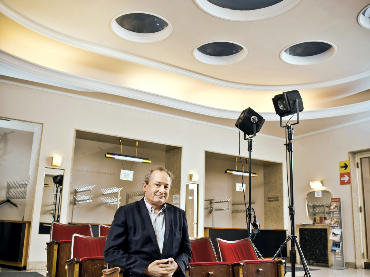 Franz Patay im Foyer des Theaters an der Wien am Naschmarkt. 