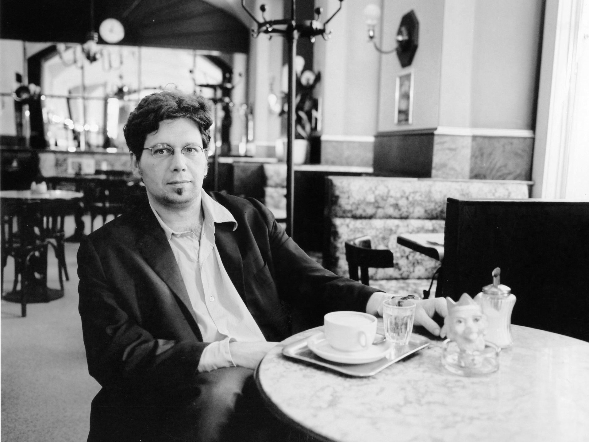 Franzobel ist ein österreichischer Schriftsteller. Am 8. Oktober feiert sein "Leichenverbrenner" Premiere im Wiener Akademietheater.