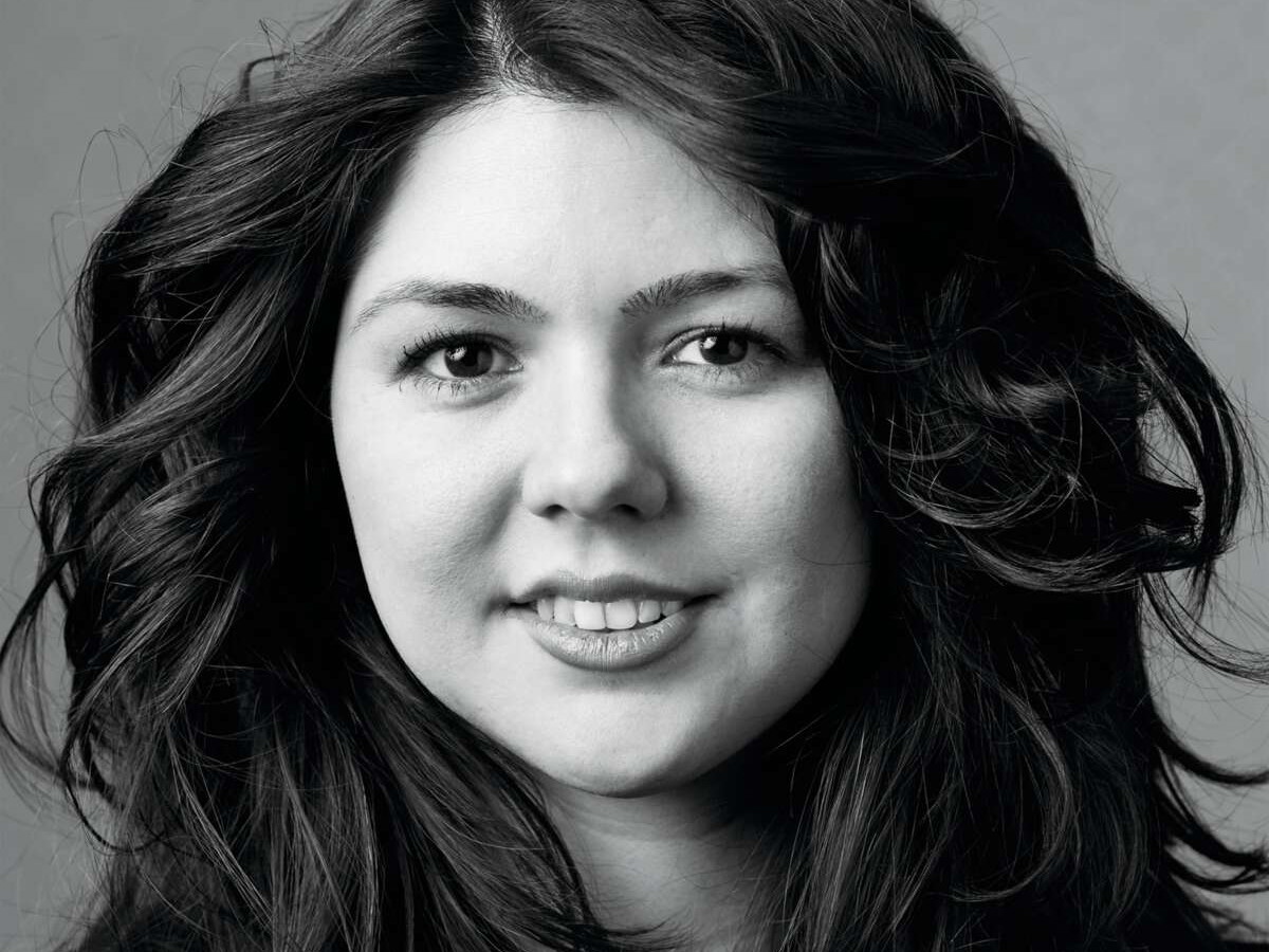Sinem Altan ist in Ankara geboren und bestand im Alter von elf Jahren die Aufnahmeprüfung an der Hochschule für Musik in Berlin. Altan ist Pianistin, Komponistin, Musikalische Leiterin des Atze Musiktheaters und hat mit Lotte de Beer bereits in mehreren Produktionen erfolgreich zusammengearbeitet. Am 4. Dezember um 11 Uhr hat „Keloglan und die 40 Räuber“ Premiere an der Volksoper. 