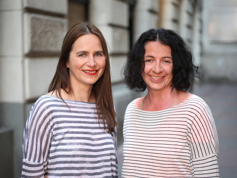 Katrin Schurich und Beate Platzgummer leiten gemeinsam das Theater Drachengasse. 