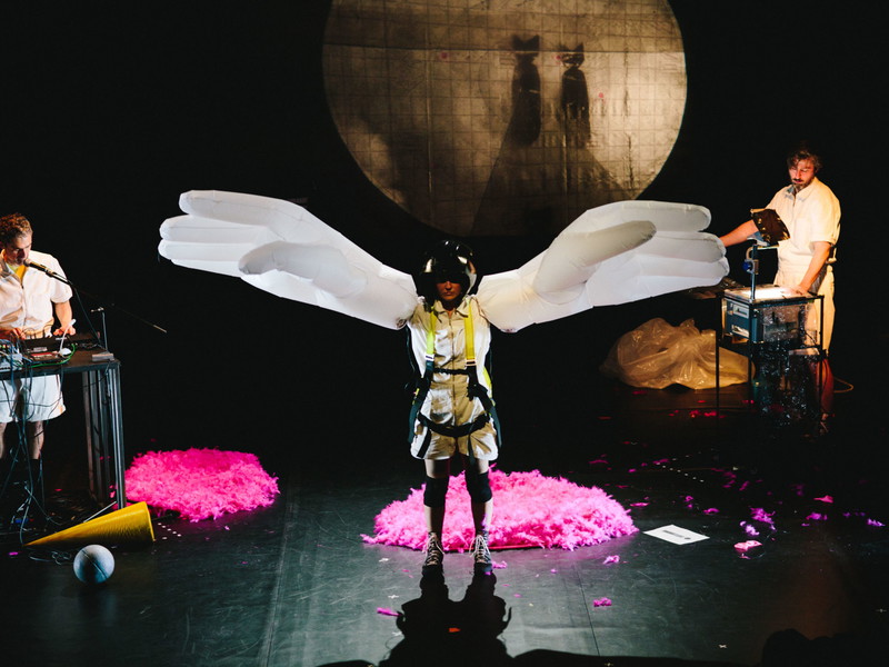 In der multimedialen Theatercollage „Pick mich auf!" tanzte Emmy Steiner eine Fluglotsen-Choreografie.