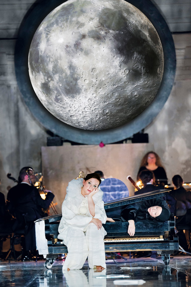 Magdalena Anna Hofmann vor dem „Klaviersarg“, in dem Christine Schäfer liegt. Es musiziert das Klangforum Wien unter der musikalischen Leitung von Anna Shushon.
