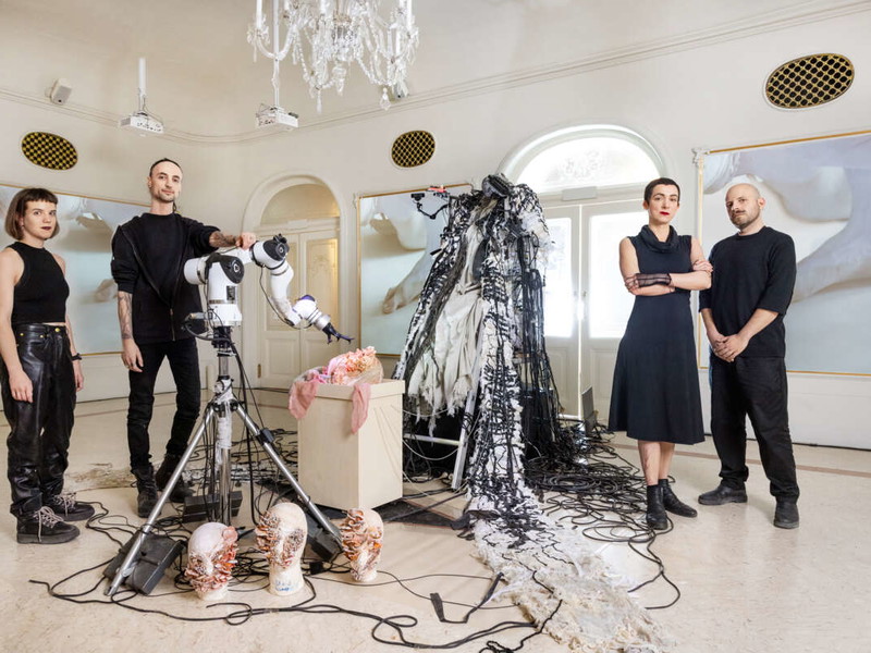 Den Weißen Salon des Volkstheatersbespielten ere und Andrea Familari in ihrer zweiten Arbeit im Rahmen der Reihe „Humane Methods [6XXX6]“. Im Mittelpunkt: ein Roboterarm und ein Pilz. 