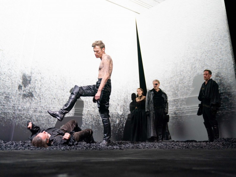 „Das Leben ein Traum" feierte im September im Burgtheater Premiere. Franz Pätzold war als Sigismund zu sehen 