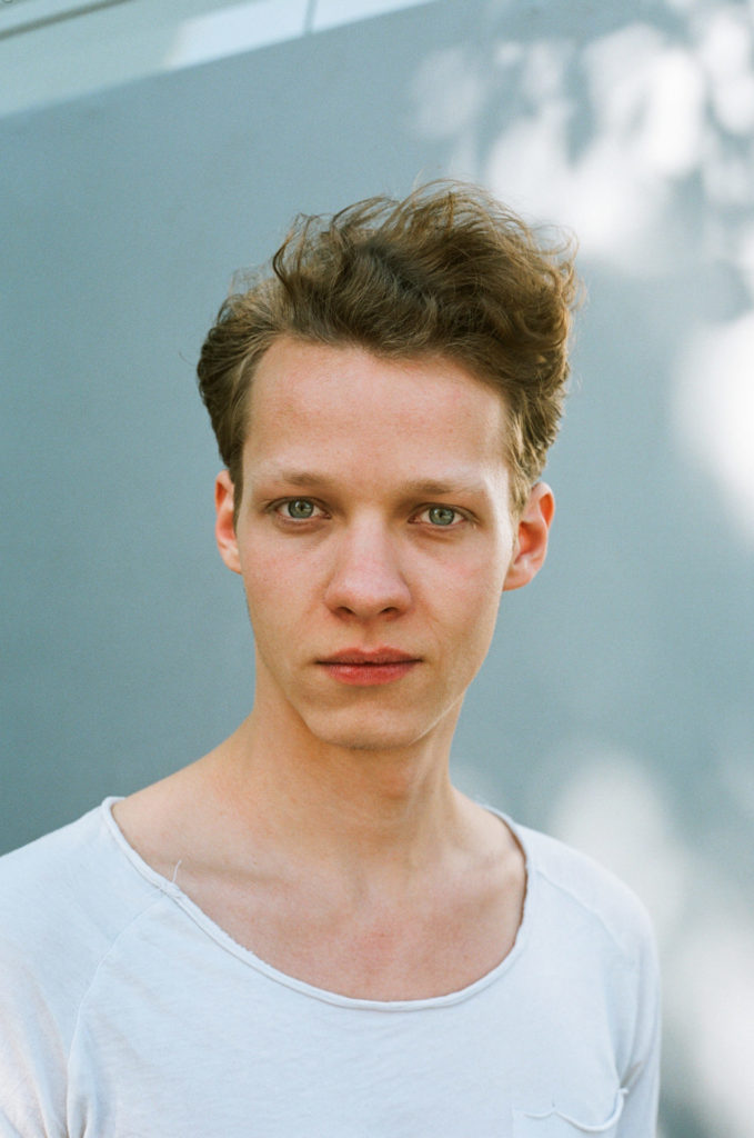 Felix Kammerer spielte schon während seiner Studienzeit an renommierten Häusern. Seit 2019/20 am Burgtheater. 