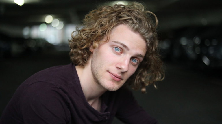 Niklas Doddo ist Schauspieler am Theater der Jugend und passionierter Musiker mit Faible für Indie und Soul.