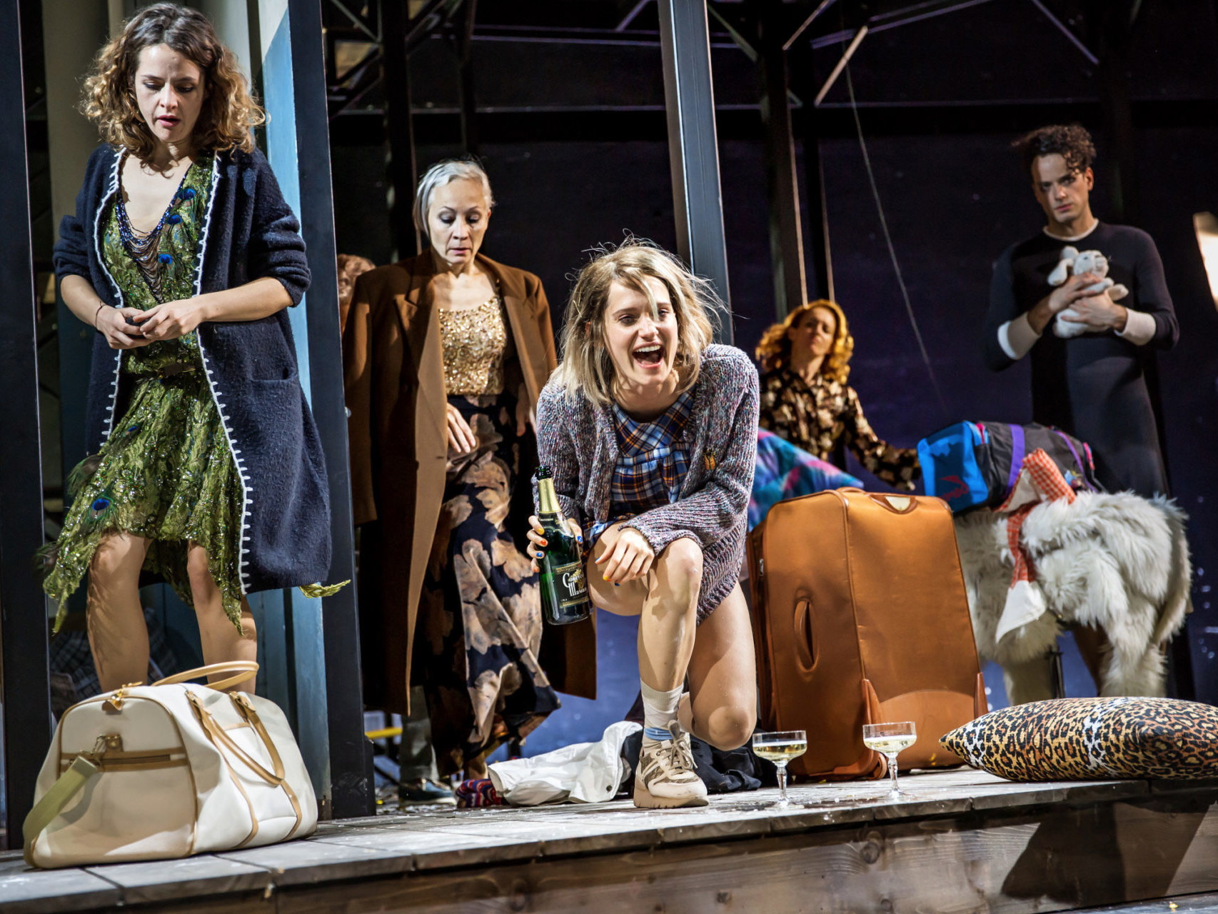 Alma Hasun und Sona MacDonald in Tschechows „Kirschgarten“ im Theater in der Josefstadt.