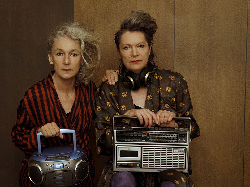 Der Arbeitsansatz der beiden Theatermacherinnen Johanna Orsini und Martina Spitzer war, diesen Theaterabend gemeinsam einsam, zu zweit zu entwickeln. Als Live-Radiosendung. 