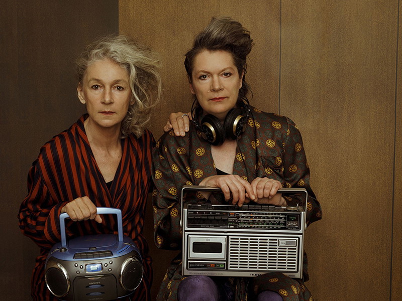 Der Arbeitsansatz der beiden Theatermacherinnen Johanna Orsini und Martina Spitzer war, diesen Theaterabend gemeinsam einsam, zu zweit zu entwickeln. Als Live-Radiosendung. 
