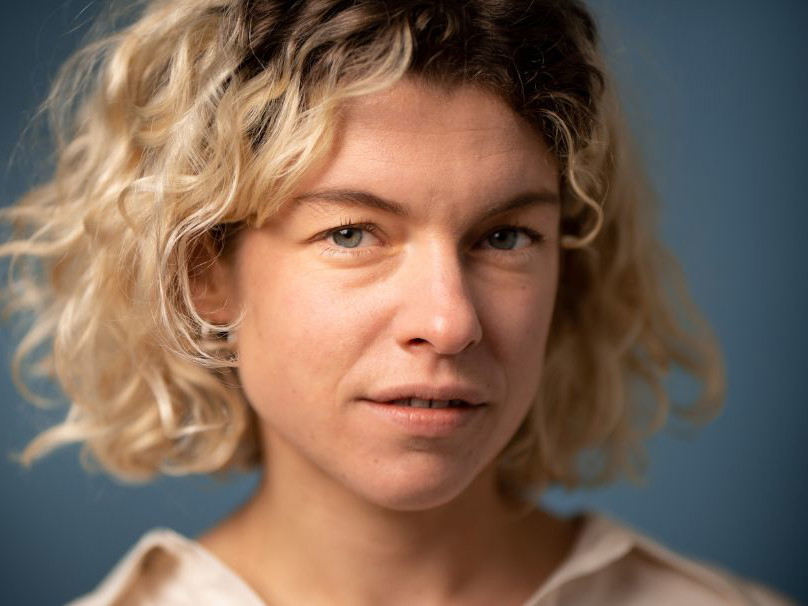 „Alles was glänzt“ ist Maire Gamillschegs Erstling. Für das Kosmos Theater hat sie aus ihrem Debütroman eine Theaterfassung gemacht. 2022 ist ihr zweiter Roman „Aufruhr der Meerestiere“ erschienen.