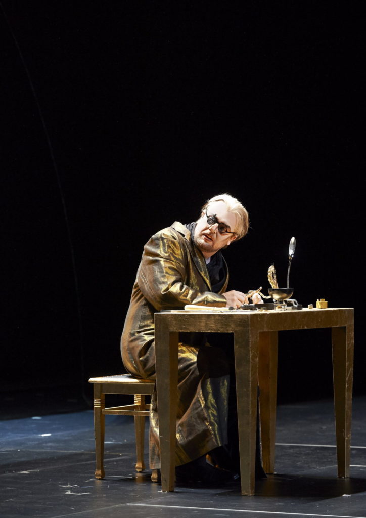 Bereits 2015 hat Tomasz Konieczny Cardillac in der Wiener Staatsoper gesungen – hier das Foto aus der damaligen Aufführung.