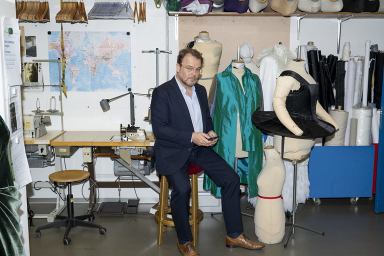 Tomasz Konieczny in der Schneiderei der Züricher Oper beim Shooting mit der BÜHNE.