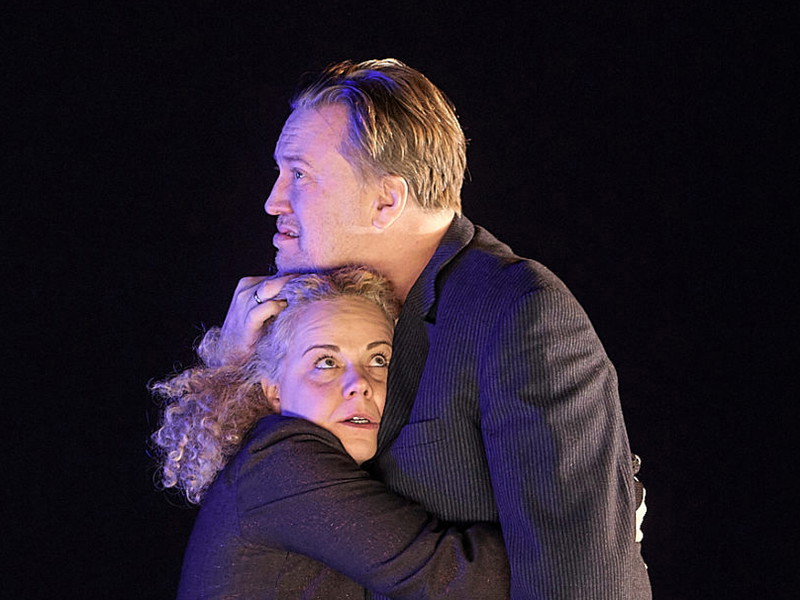 Sarah Viktoria Frick und Nicholas Ofczarek in „Geschichten aus dem Wiener Wald" inszeniert von Johan Simons. 