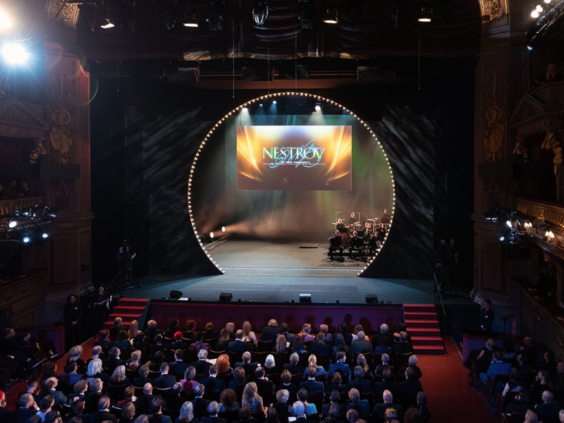 Mit etwas Glück bringt Sie die BÜHNE zur NESTROY Gala im Theater an der Wien.