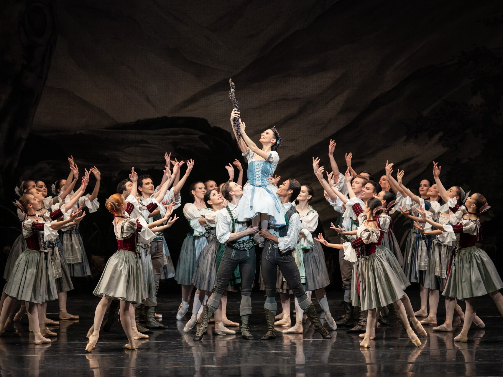 Liudmila Konovalova und Ensemble in „Giselle“ an der Wiener Staatsoper.