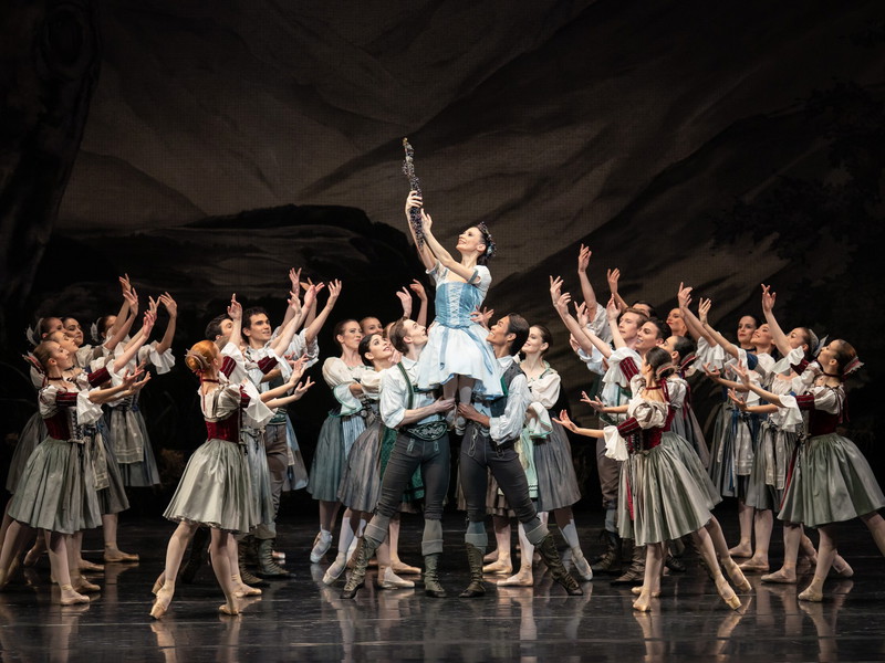 Liudmila Konovalova und Ensemble in „Giselle“ an der Wiener Staatsoper.