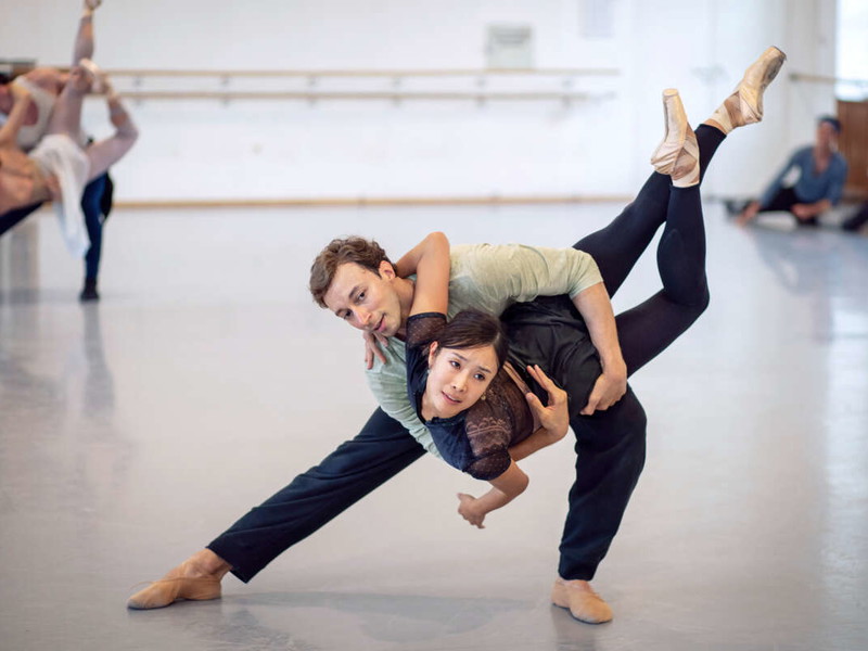 Nach hundert Jahren aus dem Schlaf geküsst. Herausragende Rollen des klassischen Balletts: Marcos Menha tanzt Prinz Désiré, Hyo-Jung Kang verkörpert Prinzessin Aurora. 